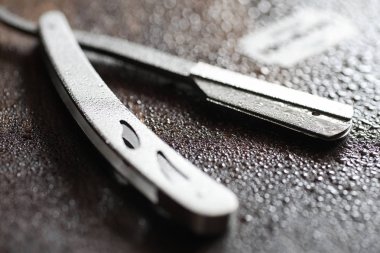 Ahşap arka planda tıraş aksesuarları 