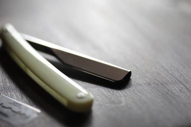 Ahşap arka planda tıraş aksesuarları 