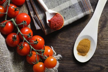 Dal taze kiraz domates ile. Olgun kırmızı domates. Domates bir