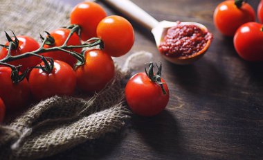 Dal taze kiraz domates ile. Olgun kırmızı domates.