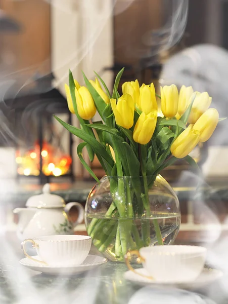 Egy csokor sárga tulipánok a vázában belsejében egy retro — Stock Fotó