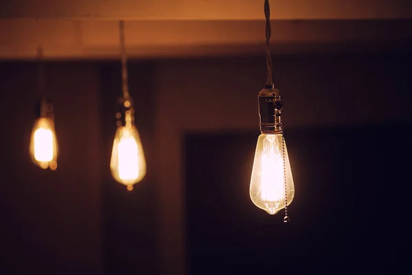Lampu dengan filamen tungsten. Edison bola lampu. Berkas Filament — Stok Foto