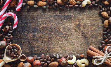 Ahşap bir masa farklı fındık. Sedir, kaju fıstığı, fındık, walnu