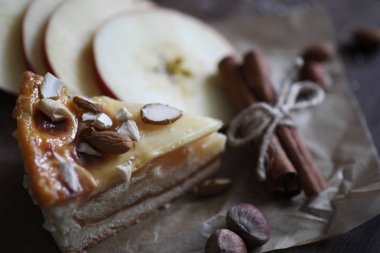 Tarçın ve meyve lezzetli pasta 