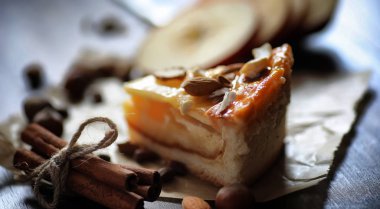 Tarçın ve ahşap bir masa üzerinde elma turtası. Taze pasta zekâ