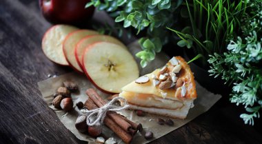 Tarçın ve ahşap bir masa üzerinde elma turtası. Taze pasta zekâ