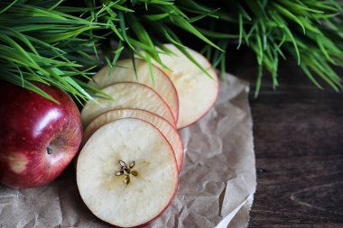 Ahşap bir masa üzerinde kırmızı taze elma