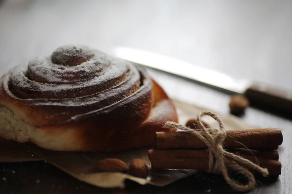 Délicieuse pâtisserie à la cannelle et aux fruits — Photo