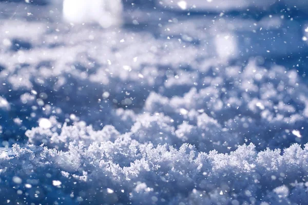 Textura de hielo en invierno. Pedazos de agua congelada en una calle en —  Fotos de Stock