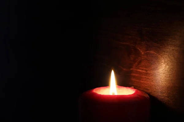 Płonącym płomień świeca w ciemności — Zdjęcie stockowe