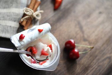 Taze çilek ve vişne ile yoğurt