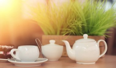 Bir içki ve bir sokak kafede tatlı su ısıtıcısı. Ket çay