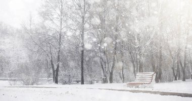 Karla kaplı Kış park ve banklar. Park ve beslenme için pier 