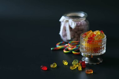 Masanın üzerinde bir vazoda marmelat. Tatlılar bir kase üzerinde siyah bir ba