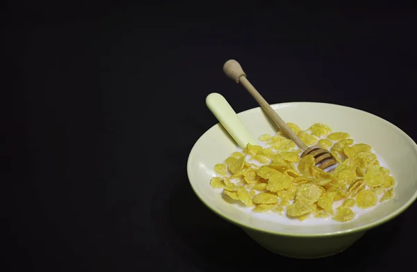 Copos de maíz en un plato. Desayuno de hojuelas con miel y mil — Foto de Stock