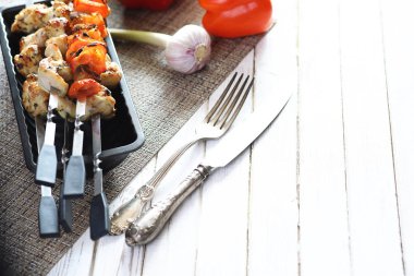 Pişmiş sebze ile metal şiş üzerinde kebap