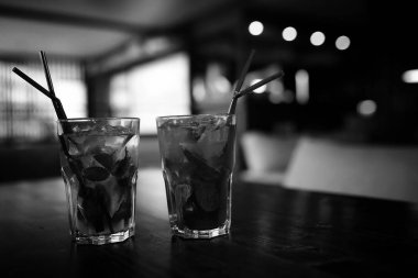 Bir tabloda bir kafe nesneleri