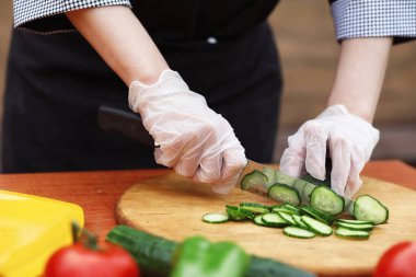 Aşçı taze çiftlik sebze keser