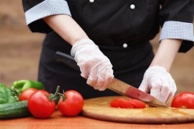 Aşçı taze çiftlik sebze keser