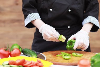 Aşçı taze çiftlik sebze keser