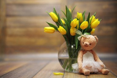 Bir buket yerdeki bir vazoda Sarı laleler. Bir w için bir hediye