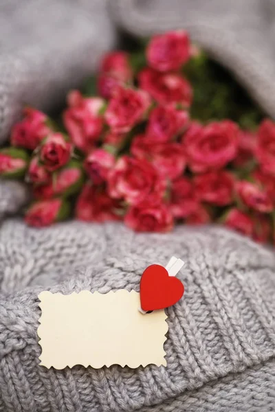 Bouquet di rose rosse sul maglione tessile — Foto Stock