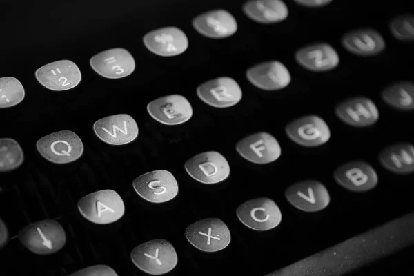 Chaves com letras em uma velha máquina de escrever — Fotografia de Stock