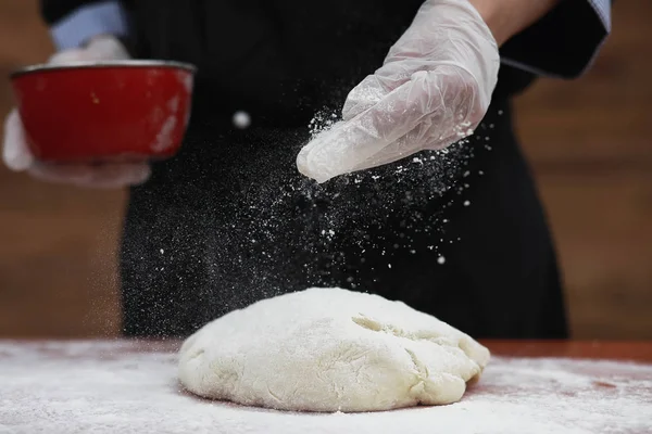 Kuchař dělá mouka na pečení na stůl — Stock fotografie