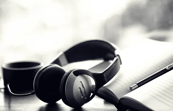 A stack of textbooks with headphone — Stock Photo, Image