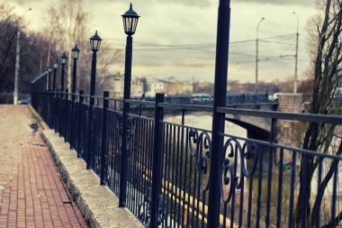 ışıkları ile dövme köprü çit