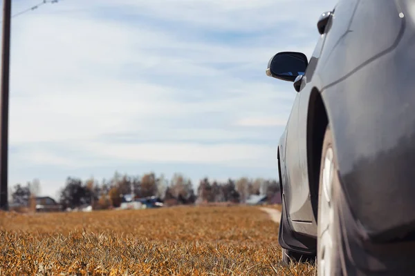 Машина припаркована на осеннем поле. Автомобиль едет. — стоковое фото
