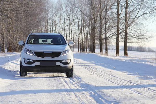 Das Auto steht im Winter auf einer schneebedeckten Straße — Stockfoto
