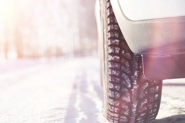 El coche se encuentra en una carretera cubierta de nieve en invierno — Foto de Stock