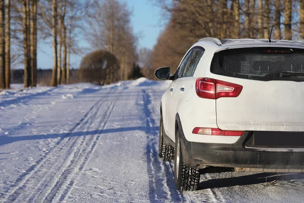 Das Auto steht im Winter auf einer schneebedeckten Straße — Stockfoto