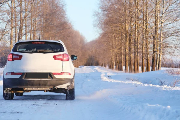 Das Auto steht im Winter auf einer schneebedeckten Straße — Stockfoto