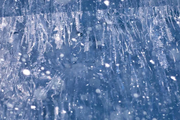 Eisbeschaffenheit im Winter. Stücke gefrorenen Wassers auf einer Straße in — Stockfoto