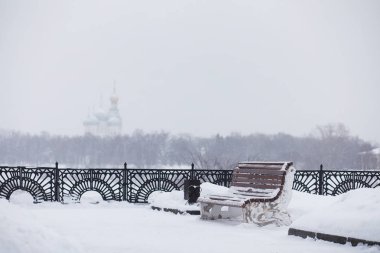 Kış şehir manzarası. Winter park karla kaplı. A BM tezgah