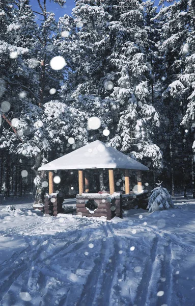 Drewniana altana w lesie w blizzard snow zima — Zdjęcie stockowe