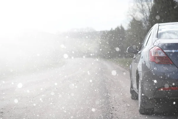 A car on a rural road in the first autumn snow. The first winter — Stock Photo, Image