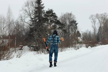 adam balta ile kışın