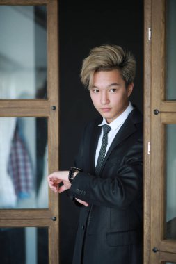 Genç Asyalı işadamı beyaz gömlek ve kravat