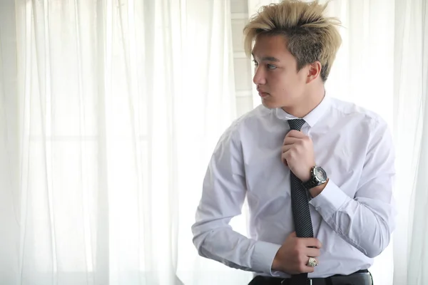 白いシャツとネクタイで若いアジア系のビジネスマン — ストック写真
