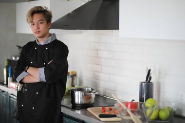 Mutfakta Asya aşçı gıda aşçı elbiseli hazırlar