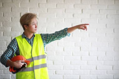 Kask ve inşaat koruyucu yelek Asyalı adam