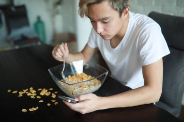 Kahvaltıda sütlü Mısır gevreği
