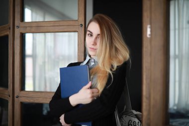 Genç güzel sarışın kız öğrenci