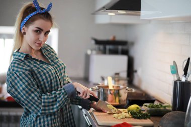 Sevimli Genç kız mutfakta yemek hazırlar