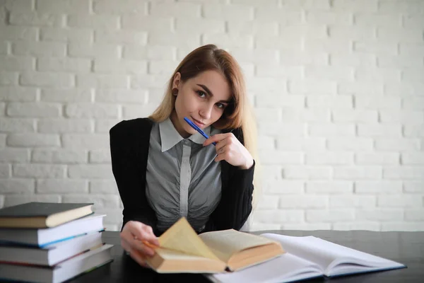 Jonge mooie blonde meisje student — Stockfoto