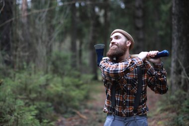 Büyük bir balta ile sakallı bir oduncu 