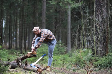 Büyük bir balta ile sakallı bir oduncu 
